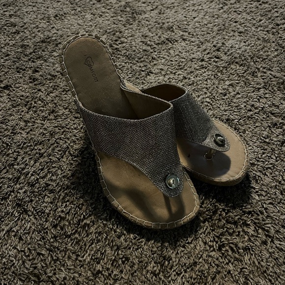 I Heart Comfort Gold Metallic Wedge Thong Sandals 9M - Picture 1 of 6